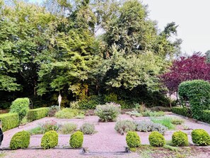 Property grounds - The little Chestnut.  A charming historic apartment in Downtown Chester (Chester)