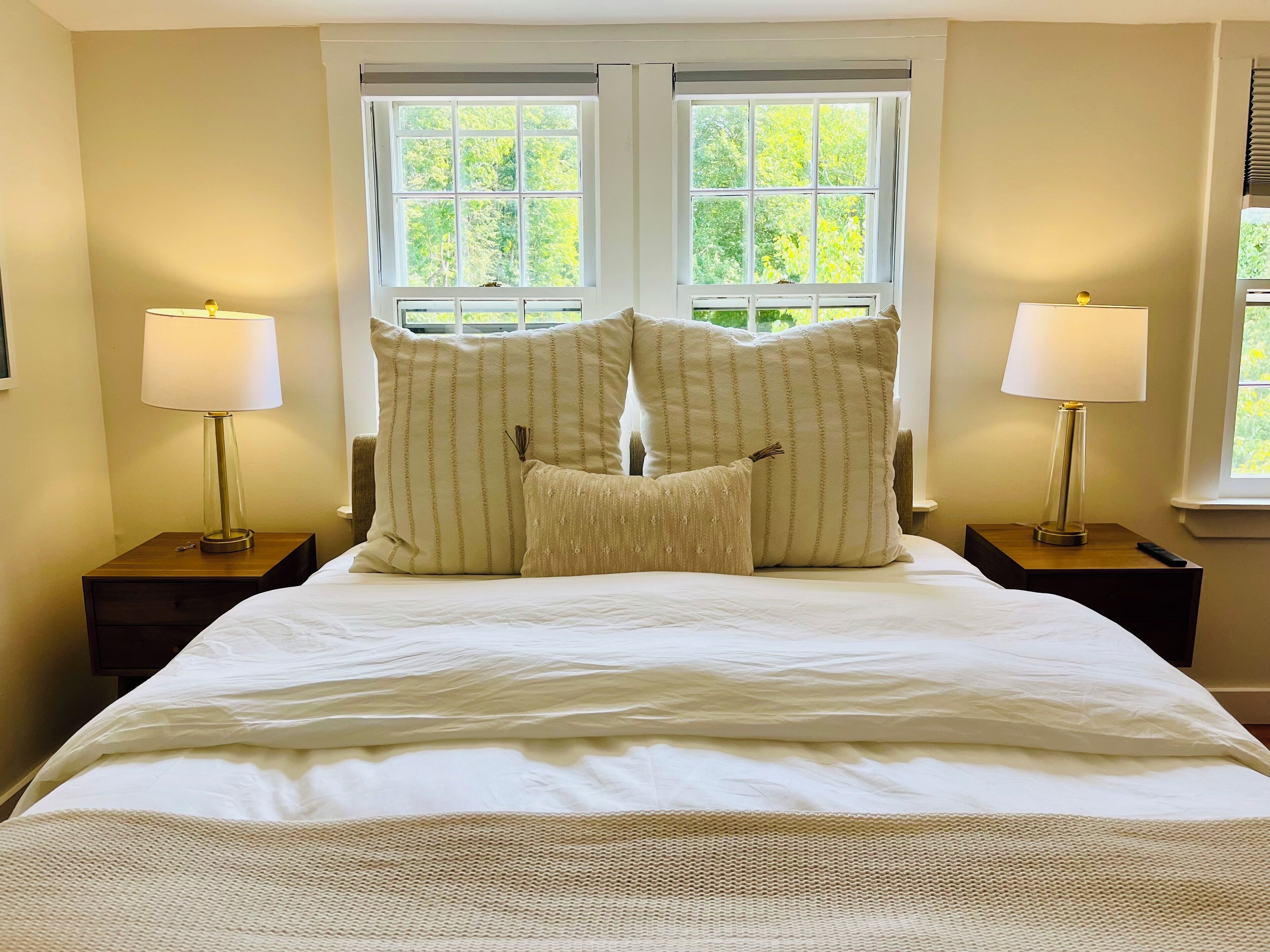 2 多间卧室、办公桌、WiFi、床单