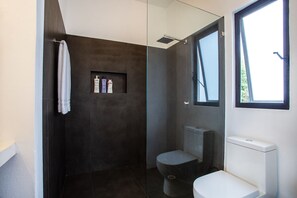 Bruser, hårtørrer, håndklæder, Sæbe