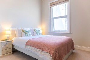 2 bedrooms, iron/ironing board, travel cot, WiFi - Seafield - Central Seaside Retreat (Devon)