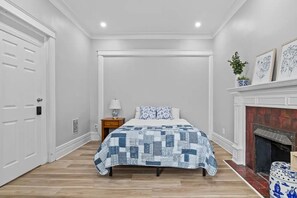 5 bedrooms, free WiFi - Beautiful Green-Door Brownstone (Jersey City)