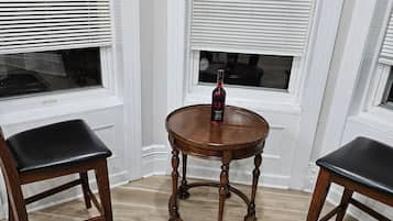 Comfort Apartment, 5 Bedrooms, Patio | Living area