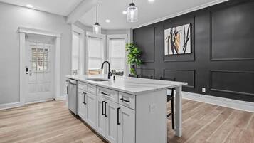 Comfort Apartment, 5 Bedrooms, Patio | Private kitchen