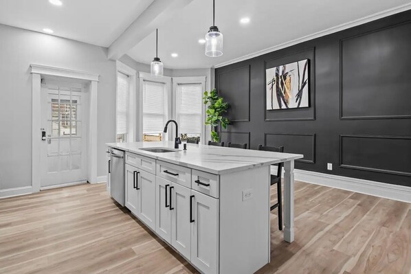 Comfort Apartment, 5 Bedrooms, Patio | Private kitchen - Beautiful Green-Door Brownstone (Jersey City)