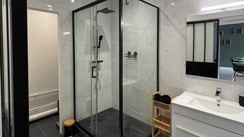 Douche, sĂšche-cheveux, serviettes fournies, savon