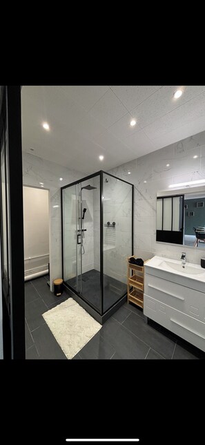 تجهيزات دش، مجففات شعر، مناشف، صابون