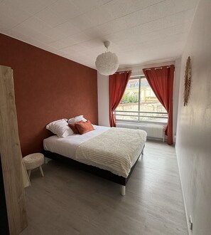 1 chambre, fer et planche à repasser, Wi-Fi, literie fournie