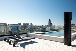 Una piscina al aire libre de temporada
