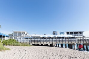 Beach nearby, sun-loungers, beach towels - Historic 2-bed house, WiFi, pool table/ping pong, hot tub, 3TVs, 3 min to beach (Lake Worth Beach)