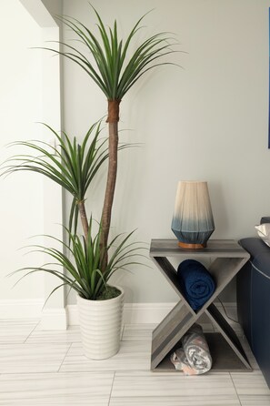 Interior - Historic 2-bed house, WiFi, pool table/ping pong, hot tub, 3TVs, 3 min to beach (Lake Worth Beach)