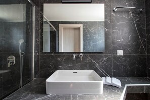 Een douche, handdoeken, zeep, shampoo