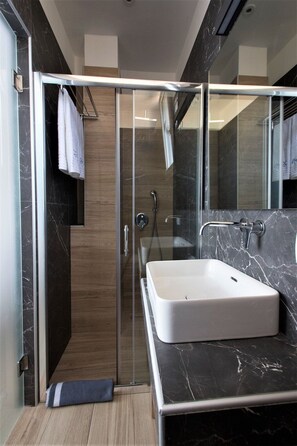 Douche, serviettes fournies, savon, shampoing