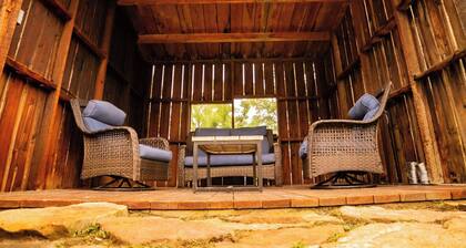 Peaceful Riverfront Cabin, Parking, Hot Tub, 2 Queens & Stunning Mountain Views