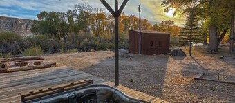 Premium Double Queen w/ Riverfront Access, Hot tub & Picturesque Mountain Views