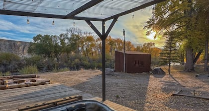 Premium Double Queen w/ Riverfront Access, Hot tub & Picturesque Mountain Views