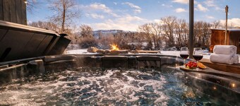 Premium Double Queen w/ Riverfront Access, Hot tub & Picturesque Mountain Views