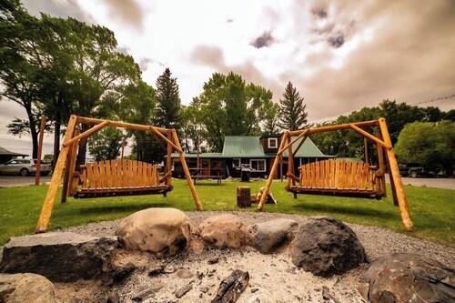 Riverside Cabin Retreat, 2 Queen Beds, Hot Tub, Mountain Views, Pet-Friendly