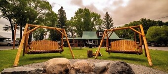 Riverside Cabin Retreat, 2 Queen Beds, Hot Tub, Mountain Views, Pet-Friendly