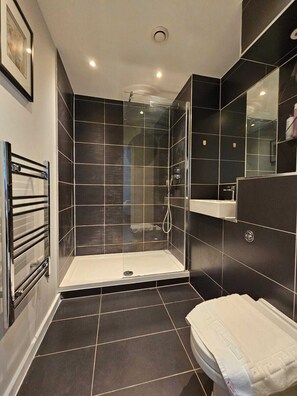 Dusch, hårtork, handdukar och tvål