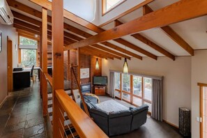 Televisión, libros y oficina