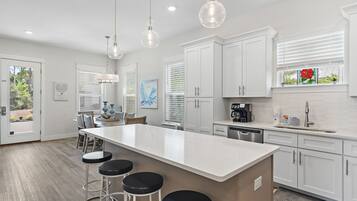 Réfrigérateur, four à micro-ondes, un four, surface de cuisson