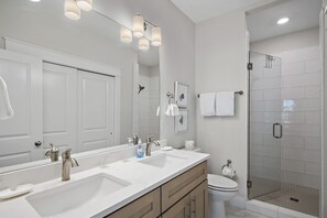 Douche, sèche-cheveux, serviettes fournies