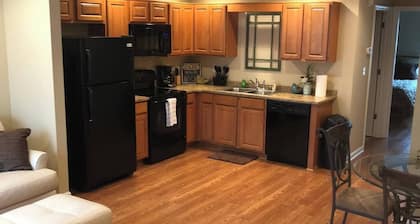 Cozy Quiet apartment in welcoming Elizabethtown with AC, WiFi