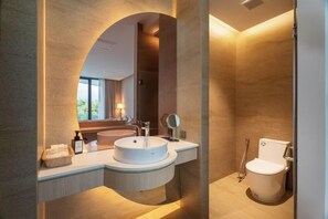 A modern bathroom with a round sink, a toilet, and a shower. - Timberton Resort Khaoyai (Pak Chong)