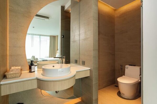 Une salle de bain moderne avec un meuble-lavabo à deux vasques, des toilettes et un grand miroir.