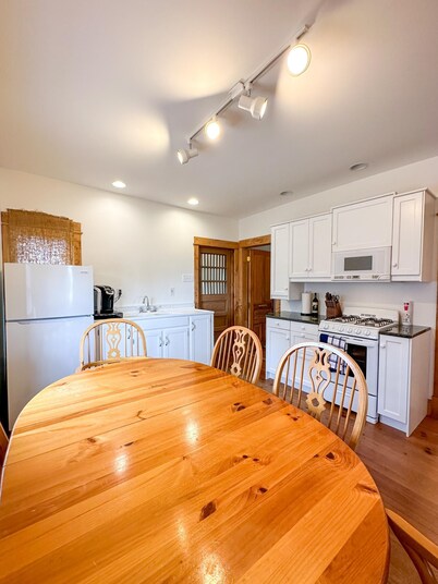 Stunning Cottage across for public Bayshore beach