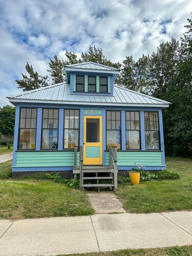 Stunning Cottage across for public Bayshore beach