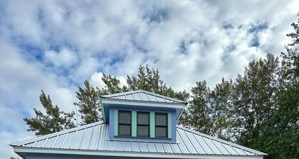 Stunning Cottage across for public Bayshore beach