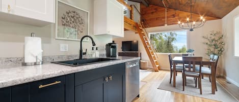 ثلاجة، ميكروويف، فرن، موقد طهي مسطح