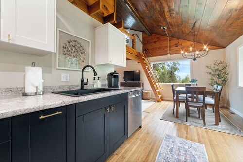 2 Bdrm w/Loft Cabin by Cozy Blue Caribou