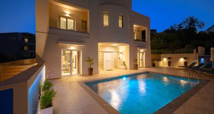 7 min from Center | 6BR Villa | w/ Airport Shuttle
