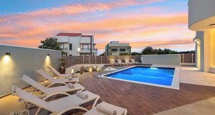 7 min from Center | 6BR Villa | w/ Airport Shuttle