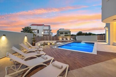 7 min from Center | 6BR Villa | w/ Airport Shuttle