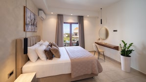 Una habitación de hotel moderna con cama, escritorio, silla y planta en maceta.
