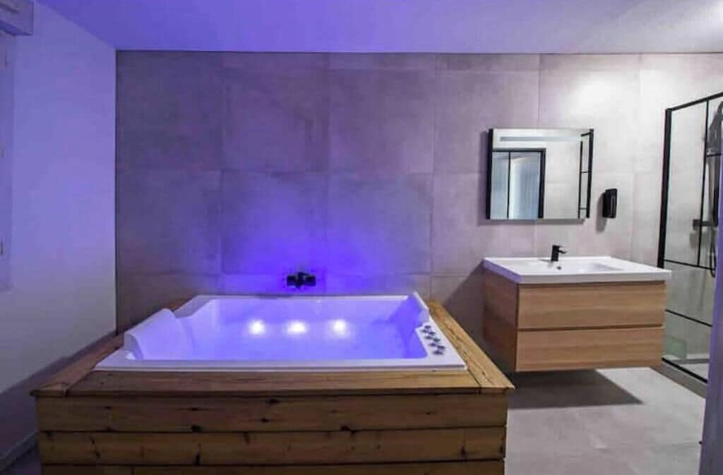 Douche, baignoire à jets, serviettes fournies, savon