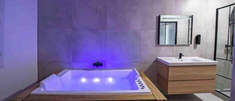 Douche, baignoire Ă jets, serviettes fournies, savon