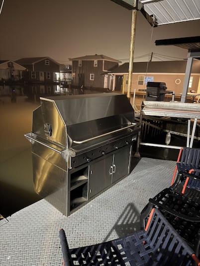 Front row Venice Marina 3-bedroom hs. boat sleeps 6. Steps away from restaurant.