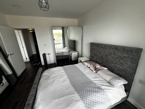 1 bedroom, iron/ironing board, WiFi, bed sheets - Stylish Urban Retreat (London)