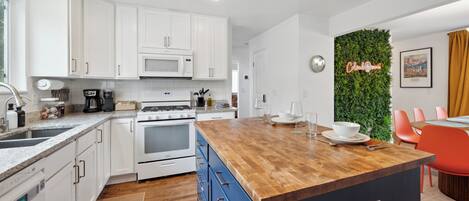 Frigorifero, microonde, forno, piano cottura