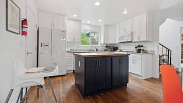 Refrigerador, microondas, horno, placa de cocina