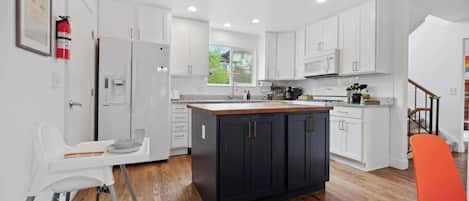 Een koelkast, een magnetron, een oven, een kookplaat