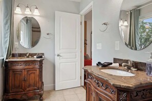 Secador de cabelo, toalhas de banho, sabonete, shampoo