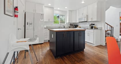 Entire Family Home: 2 KING Beds, Golf Course, BBQ, and Movie Room