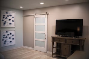Suite | Oppholdsområde | En 32-tommers LED-TV med kabel-kanaler