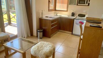 Frigorífico, microondas, horno y cafetera o tetera