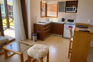 Refrigerador, microondas, horno y cafetera y tetera 